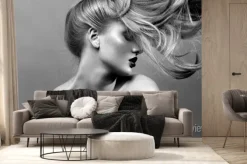 Fototapeta: Ładna dziewczyna sexy w czerni i bieli profil z wiatrem we włosach