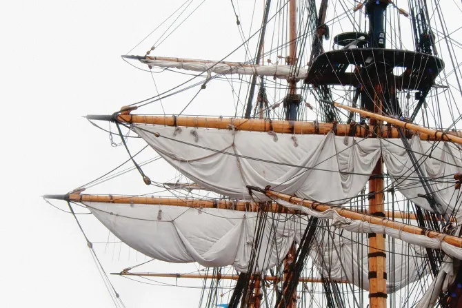 Fototapeta: Żagle dużego statku na białym tle