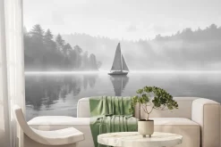 Fototapeta: Żaglówka na tle mglistego lasu w szarości