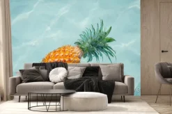 Fototapeta: Ananas w wodzie na słonecznej plaży