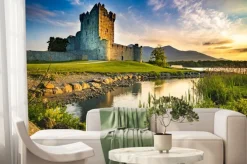 Fototapeta: Antyczna stara forteczna ross kasztelu ruina z jeziorem i trawą