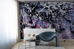 Fototapeta: Artystyczne napisy na fioletowej ceglanej ścianie