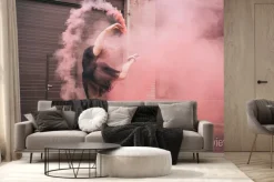 Fototapeta: Atrakcyjna młoda kobieta tańczy w różowy dym na ulicy