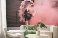 Fototapeta: Atrakcyjna młoda kobieta tańczy w różowy dym na ulicy