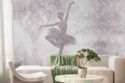 Fototapeta: Baletnica w ruchu na tle betonu z ozdobnymi ornamentami