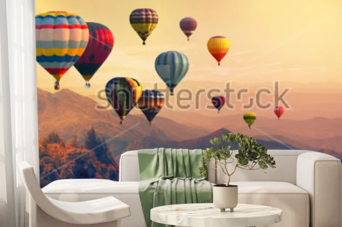 Fototapeta: Balon na gorące powietrze nad wysoką górą o zachodzie słońca