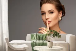 Fototapeta: Beautiful girl with set jewelry . woman in a necklace with