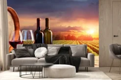 Fototapeta: Beczka i kieliszki wina na tle winnicy