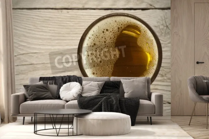 Fototapeta: Beczka piwa z okularami piwa na stole na tle drewniane