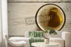 Fototapeta: Beczka piwa z okularami piwa na stole na tle drewniane