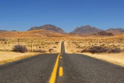 Fototapeta: Betonowa droga wiodąca przez środek pustyni