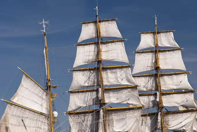 Fototapeta: Białe żagle statków na tle nieba