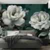 Fototapeta: Białe róże na ciemnozielonym tle