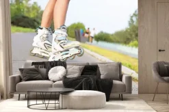 Fototapeta: Bliska dziewczyna na rolkach w parku. na zewnątrz, wypoczynek,