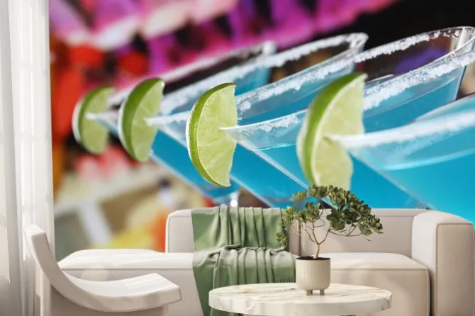 Fototapeta: Blue curacao koktajle w martini gläsern w einer bar