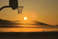 Fototapeta: Boisko do koszykówki przy zachodzie słońca