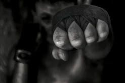 Fototapeta: Bokser mężczyzna uderza pięścią