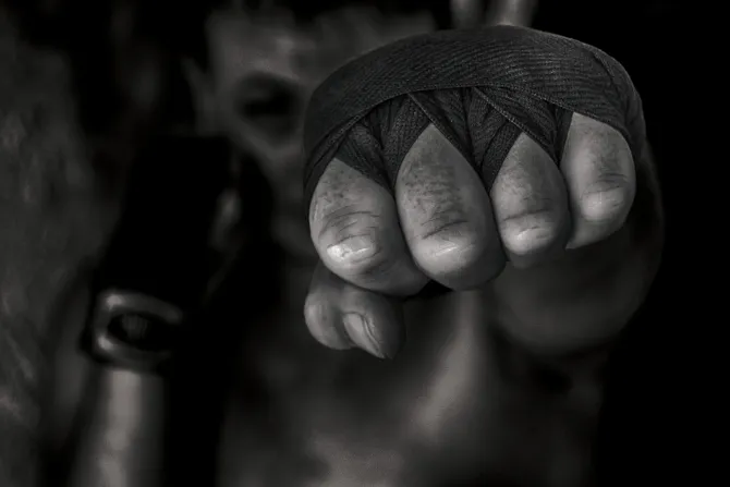 Fototapeta: Bokser mężczyzna uderza pięścią