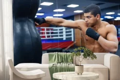 Fototapeta: Boxer szkolenia w siłowni