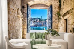 Fototapeta: Brama z widokiem na śródziemnomorskie miasteczko