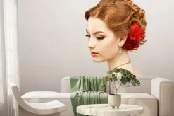 Fototapeta: Bride. złoty kobieta włosów z czerwonym kwiatem. naszyjnik platinum