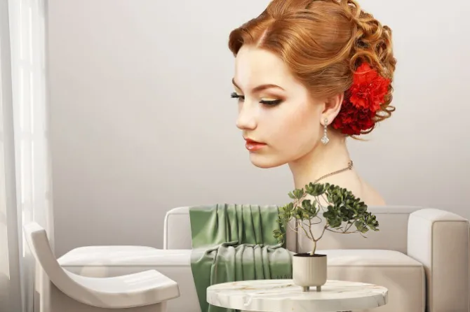 Fototapeta: Bride. złoty kobieta włosów z czerwonym kwiatem. naszyjnik platinum