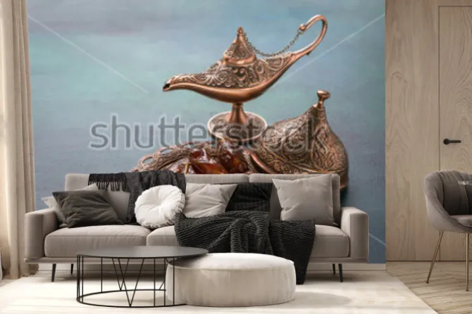 Fototapeta: Brązowy talerz z datami i aladdin lampa na ciemnozielonym. tło