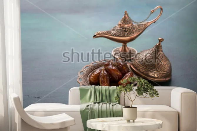 Fototapeta: Brązowy talerz z datami i aladdin lampa na ciemnozielonym. tło