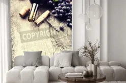 Fototapeta: Butelka wina, ciemne winogron i korki na starym drewnianym tle