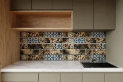 Fototapeta: Ceglana ściana z ornamentowymi wzorami