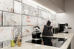 Fototapeta: Ceglana ściana z delikatnym ornamentem