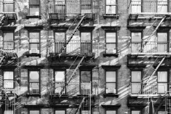 Fototapeta: Ceglana stara kamienica ze schodami