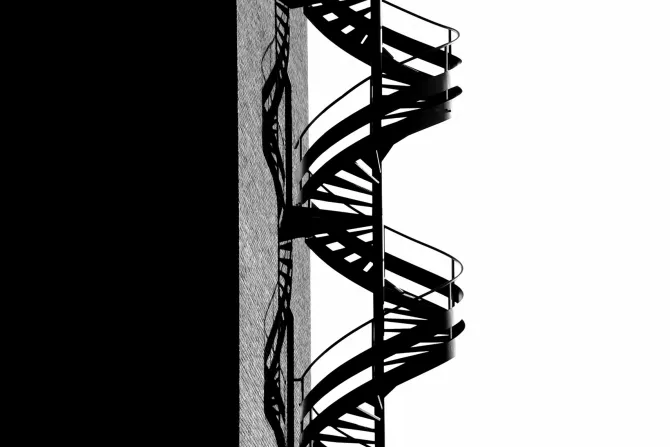 Fototapeta: Czarne metalowe kręcone schody