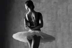 Fototapeta: Czarno-biała fotografia tańczącej baletnicy