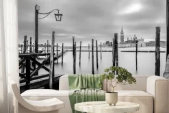 Fototapeta: Czarno-białe zdjęcie z widokiem na kościół