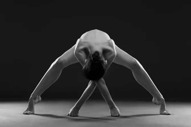 Fototapeta: Czarno-białe zdjęcie tańczącej kobiety