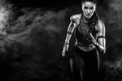 Fototapeta: Czarno-białe zdjęcie biegnącej kobiety