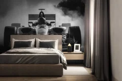 Fototapeta: Czarno-białe zdjęcie formuły 1 z kierowcą