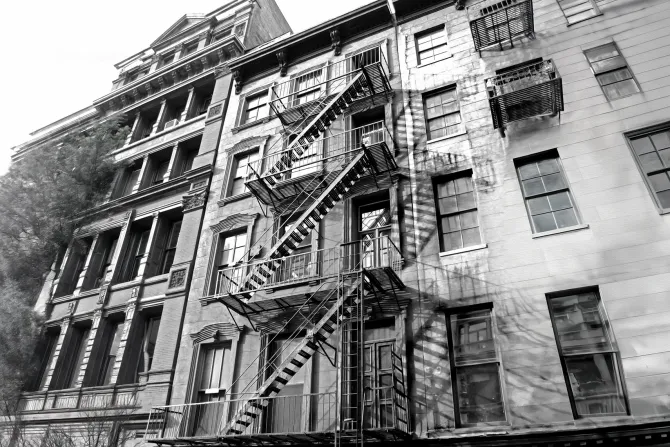 Fototapeta: Czarno-białe zdjęcie kamienicy ze schodami