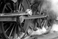 Fototapeta: Czarno-białe zdjęcie kół pociągu