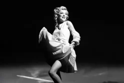 Fototapeta: Czarno-białe zdjęcie kobiety w sukience w stylu monroe