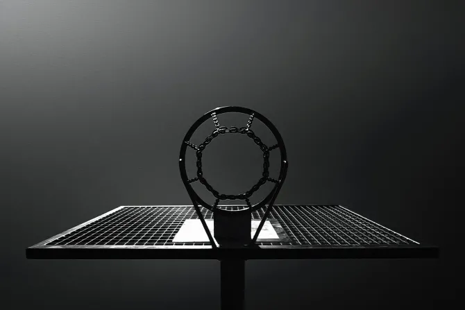 Fototapeta: Czarno-białe zdjęcie kosza do koszykówki