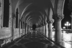 Fototapeta: Czarno-białe zdjęcie starożytnych kolumn