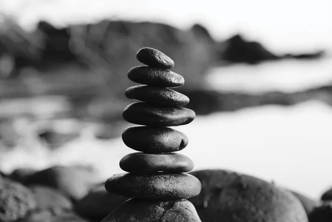 Fototapeta: Czarno-biały wzór z kamieniami na tle morza