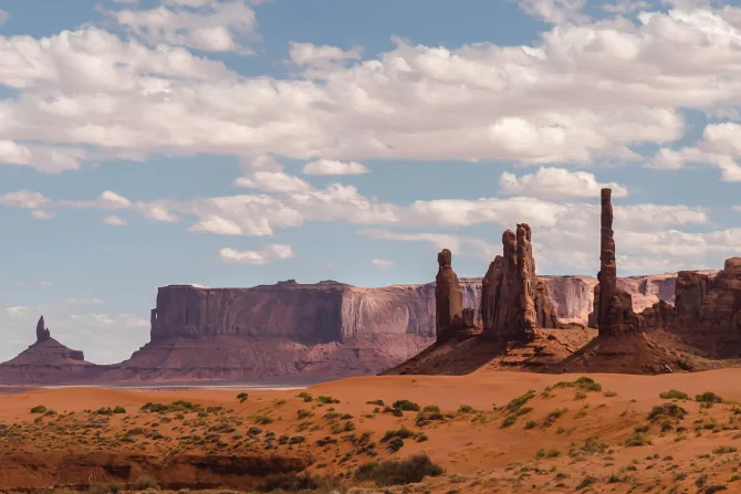 Fototapeta: Czerwona pustynia ze skałami