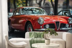 Fototapeta: Czerwony klasyk w miejskiej scenerii