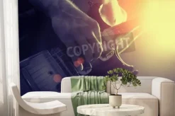 Fototapeta: Człowiek gra na gitarze elektrycznej w kolorze czarnym i żółtym