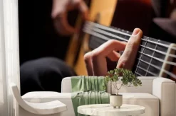 Fototapeta: Człowiek gra na gitarze akustycznej