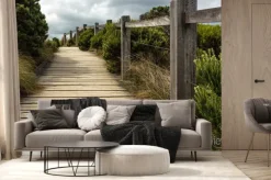 Fototapeta: Drewniany chodnik wzdłuż ogrodzenia z zielona roślinność rośnie