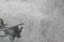 Fototapeta: Drewniany samolot zabawka na szarym tle